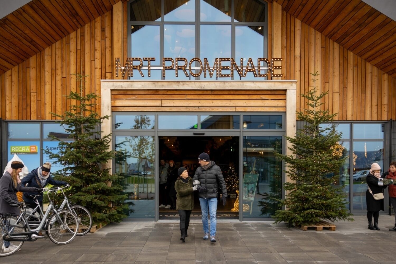 Rakennuksessa on kyltti, jossa lukee: ”MRT PROMENADE”.