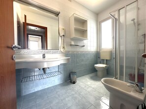 Bathroom - Flat With Terrace in Residence 50m From the sea (San Michele al Tagliamento)
