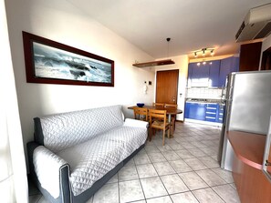 Apartemen, 2 kamar tidur, teras | Ruang keluarga