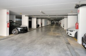 Apartemen, 2 kamar tidur, teras | Tempat parkir | Parkir mandiri gratis