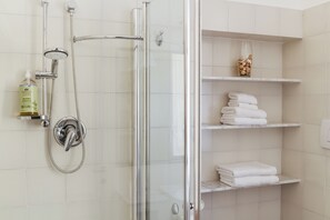 Ducha, secador de pelo, bidet, toallas