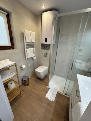 Family Apartment, Non Smoking, Lagoon View | Bathroom - Karnocice Apartamenty (gmina Wolin)