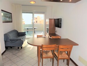 Leilighet, 2 soverom, terrasse | Oppholdsrom