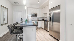 Refrigerador y comedor 