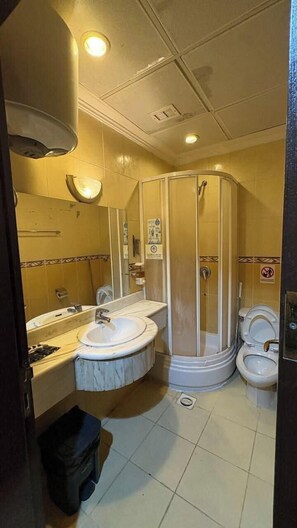 4 人部屋 | バスルーム | バスアメニティ (無料)、ビデ、タオル、石鹸