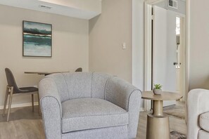 Smart TV - Landing | Incredible 1BD, Pool, Clubhouse (Atlanta)