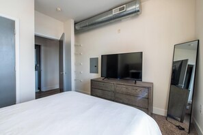 Desk, iron/ironing board, WiFi, bed sheets - Landing | Beautiful 1BD, Gym, Courtyard (Richmond)