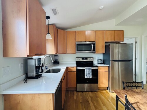 Entire charming 3B1B apartment in Federal Hill