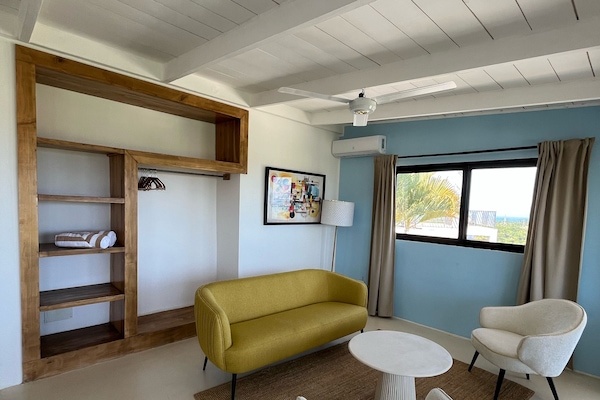 Suite Comfort, pemandangan samudra | Tempat tidur bayi, Wi-Fi gratis, dan seprai linen