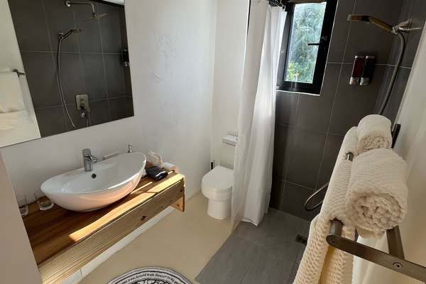 Quarto conforto, vista para o oceano | Banheiro