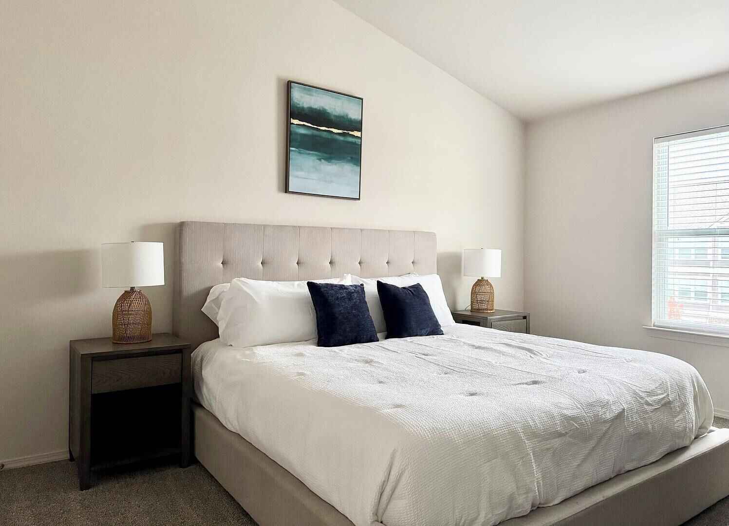 Escritorio, tabla de planchar con plancha, wifi y ropa de cama 