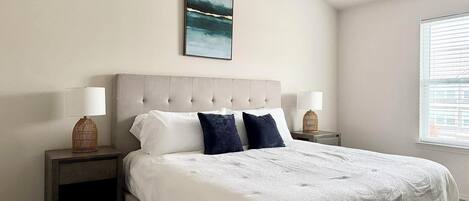 Escritorio, tabla de planchar con plancha, wifi y ropa de cama