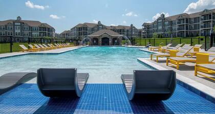 Landing | Stylish 1BD, Clubhouse, Pool