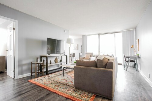 Landing | Beautiful 2BD, Pool, Gym