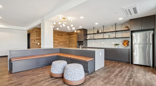 Landing | Spectacular 1BD, Pool, Rooftop Lounge