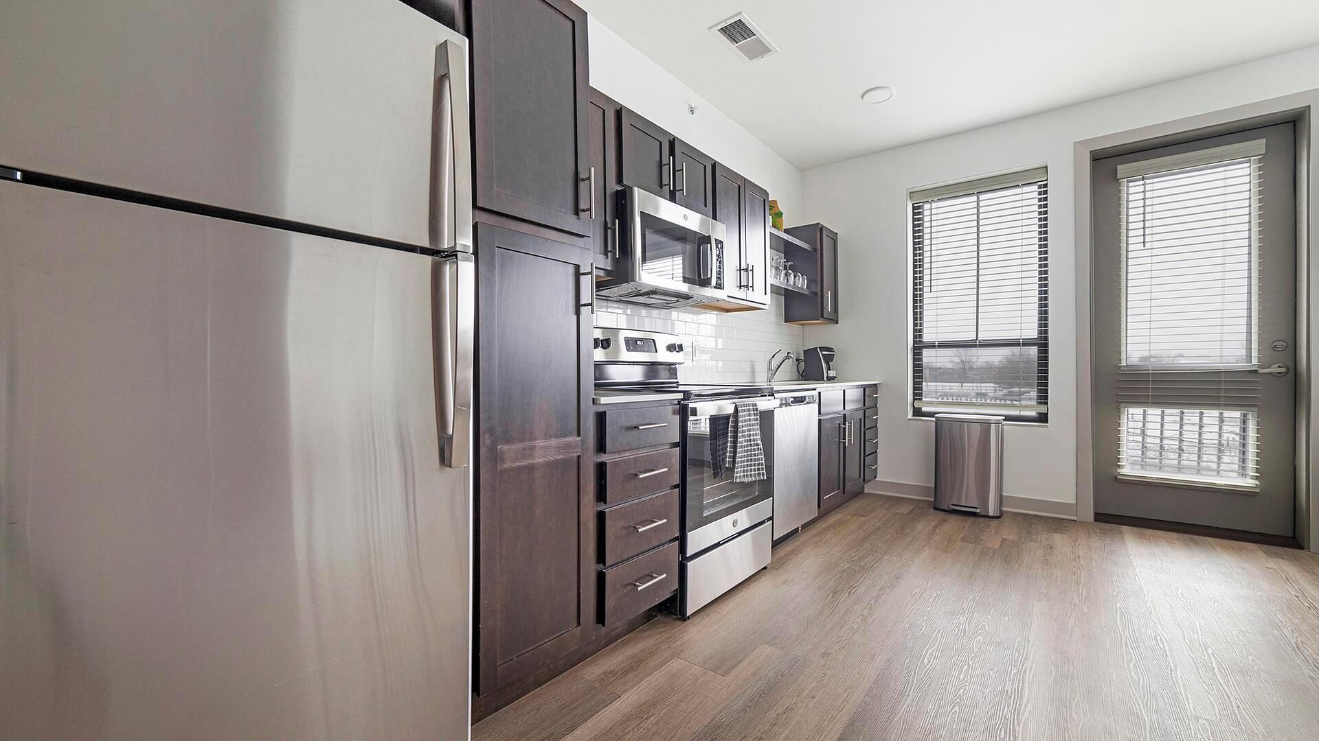 Jääkaappi, ruokailupöytä