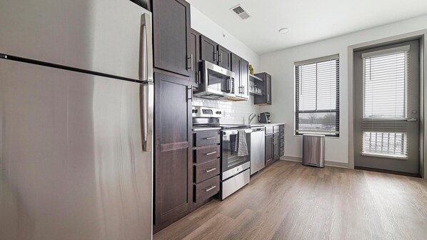 Jääkaappi, ruokailupöytä