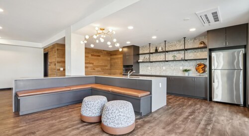 Landing | Modern 1BD, Gym, Rooftop Lounge