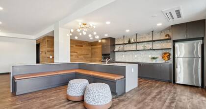 Landing | Modern 1BD, Gym, Rooftop Lounge