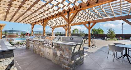 Landing | Modern 1BD, Gym, Pool