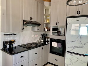 Fridge, microwave, oven, coffee/tea maker - Luxurious 6 bed + 6 baths in Sunridge - 2299 (Harare)