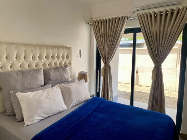 Iron/ironing board, Internet, bed sheets - Luxurious 6 bed + 6 baths in Sunridge - 2299 (Harare)