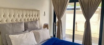 Luxurious 6 bed + 6 baths in Sunridge - 2299