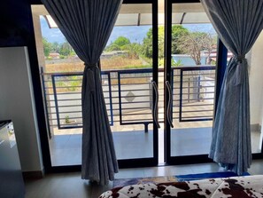 Tabla de planchar con plancha, internet y ropa de cama 