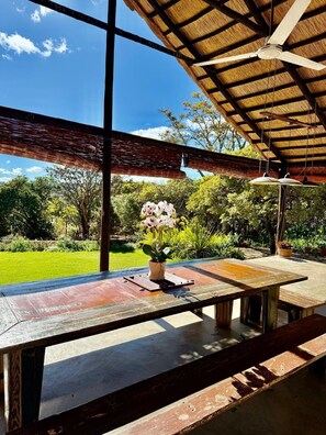 Outdoor dining - Luxury 5 bed home in Juliasdale - 2309 (Nyanga)