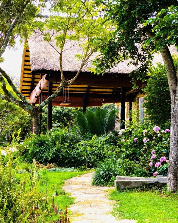 Property grounds - Luxury 5 bed home in Juliasdale - 2309 (Nyanga)