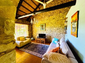 TV - Luxury 5 bed home in Juliasdale - 2309 (Nyanga)