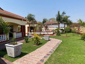 Property grounds - Spacious ground-floor studio in central New Chadcombe - 2316 (Harare)