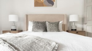 Escritorio, tabla de planchar con plancha, wifi y ropa de cama 