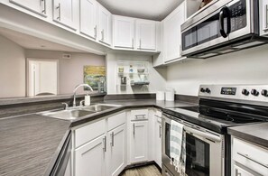 Fridge, dining tables - Landing | Beautiful 2BD, Gym, Courtyard (Jacksonville)