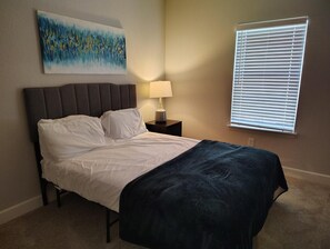 办公桌、熨斗/熨衣板、WiFi、床单