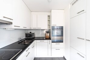 Fridge, microwave, oven, stovetop - Awesome 2BR flat near lake/city center (SF16) (Zürich)