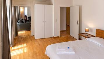 2 Schlafzimmer, Schreibtisch, Bügeleisen/Bügelbrett, WLAN