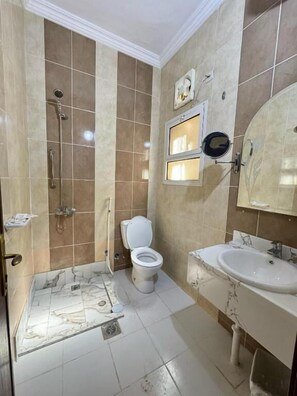 تجهيزات دش، مستلزمات مجانية للعناية الشخصية، مناشف، صابون