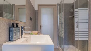 Apartamento básico, sacada | Banheiro