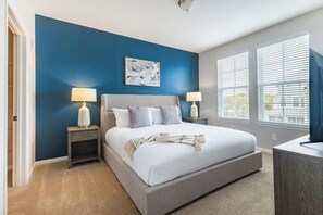 Desk, iron/ironing board, WiFi, bed sheets - Landing | Stunning 2BD, Gym, Pool (Wesley Chapel)