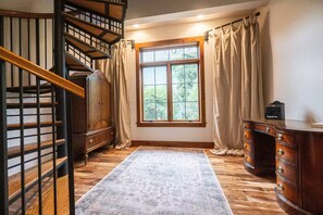 Interior - Hidden Treasures Cottage (Colorado Springs)