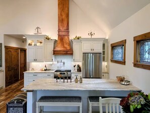 Private kitchen - Hidden Treasures Cottage (Colorado Springs)