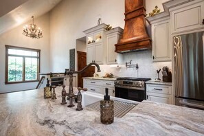 Private kitchen - Hidden Treasures Cottage (Colorado Springs)