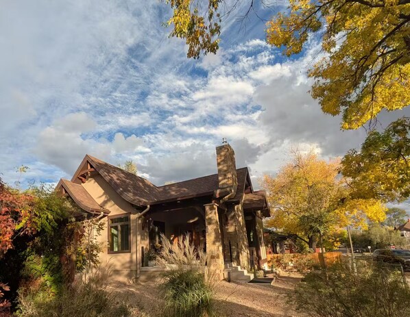 Exterior - Hidden Treasures Cottage (Colorado Springs)