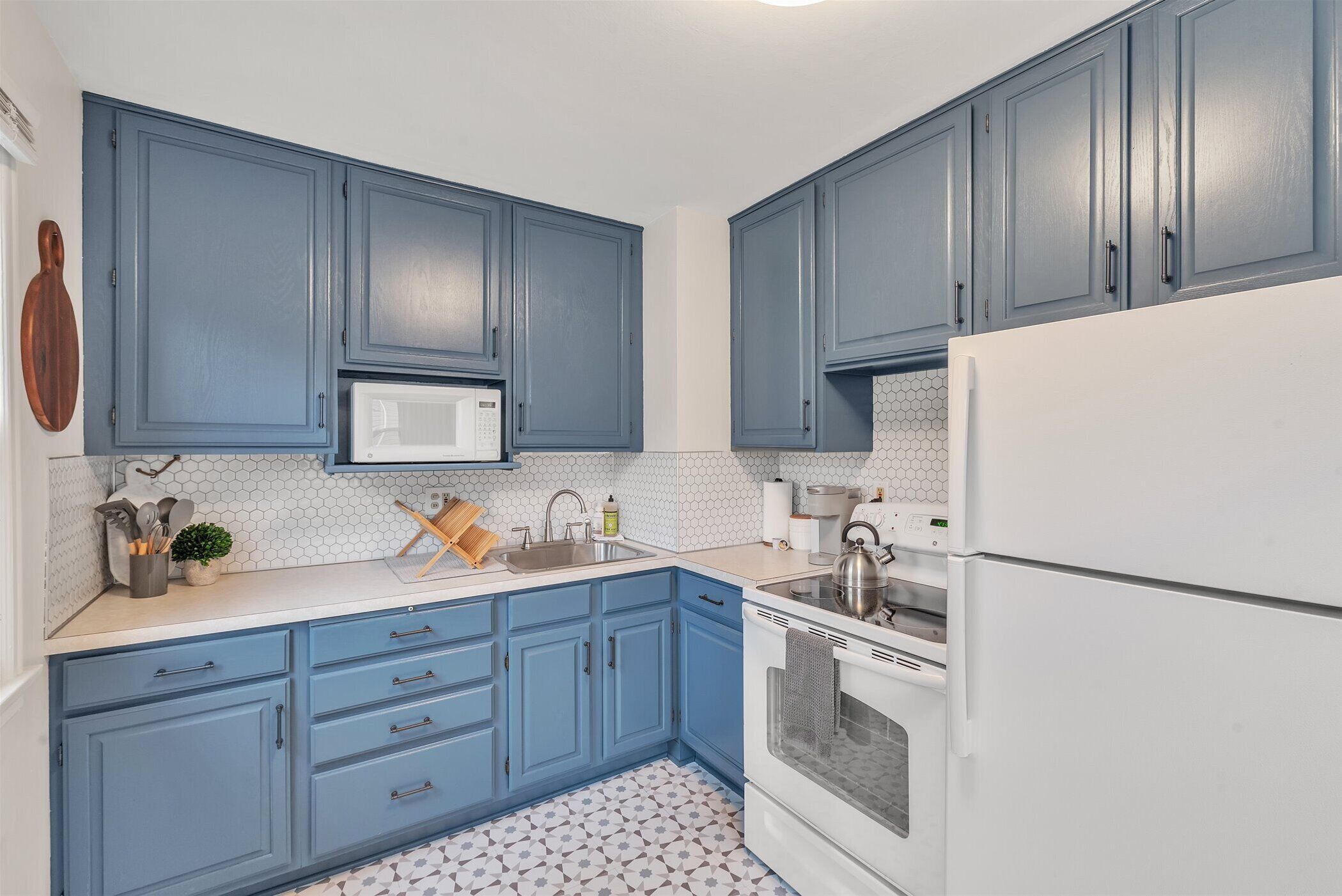 Fridge, oven, stovetop, coffee/tea maker