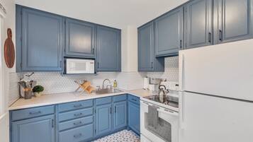 Fridge, oven, stovetop, coffee/tea maker