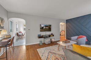 Living area - ★Bright & Stylish near Country Club, UTMC & Zoo★ (Toledo)