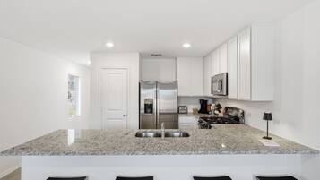 KĂŒhlschrank, Mikrowelle, Ofen, Herdplatte