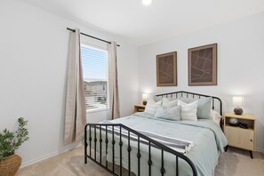 مكواة/لوح كي وسرير سفر وواي فاي مجانًا وملاءات أسرّة