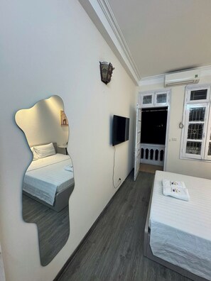 Escritorio, espacio para trabajar con laptop y wifi gratis 